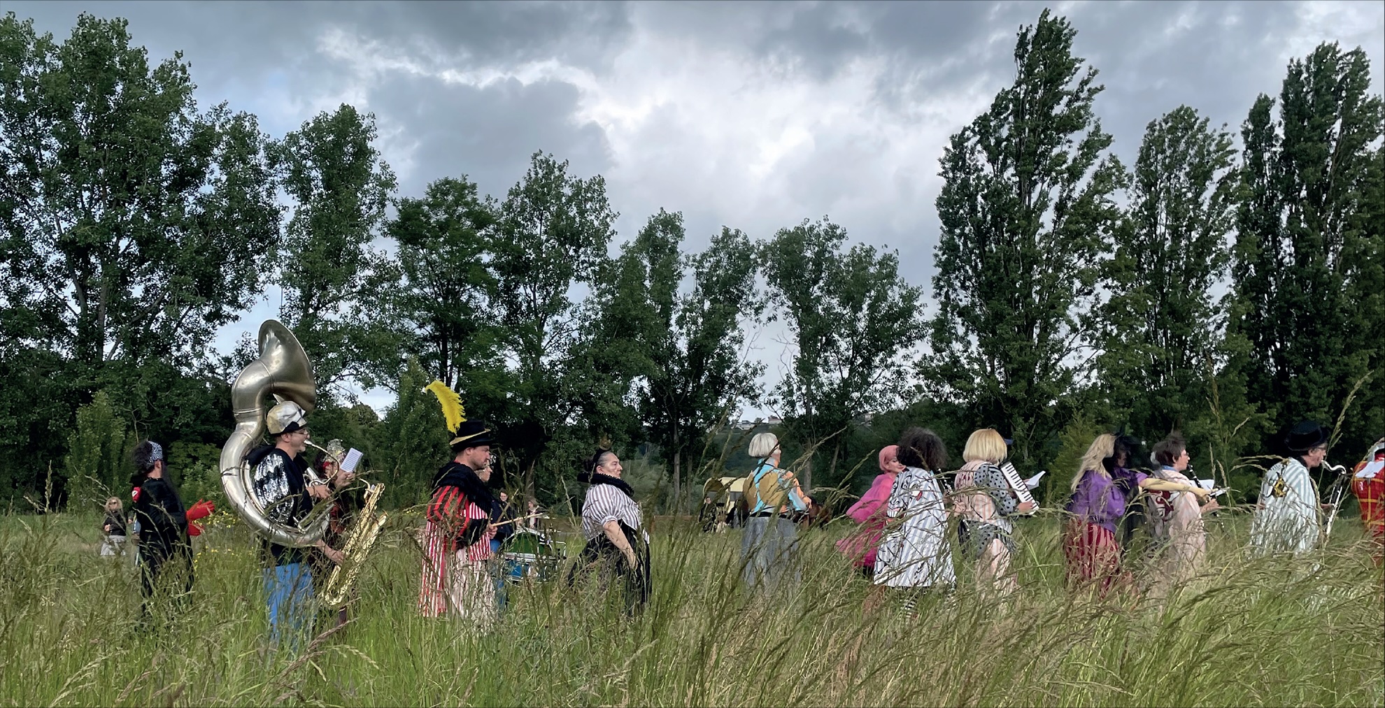 Déambulation de la Cie Les productions de l'Enclume